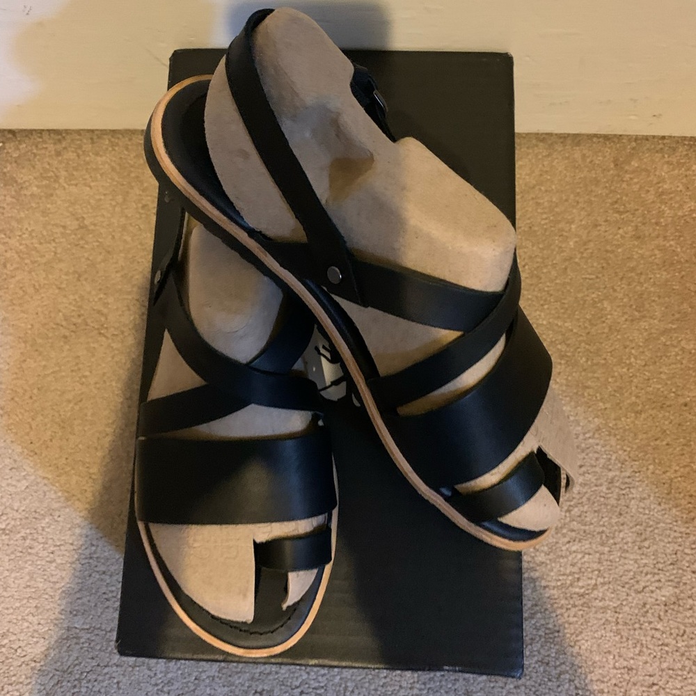 Sorel Ella Criss across sandals in black size 7.5